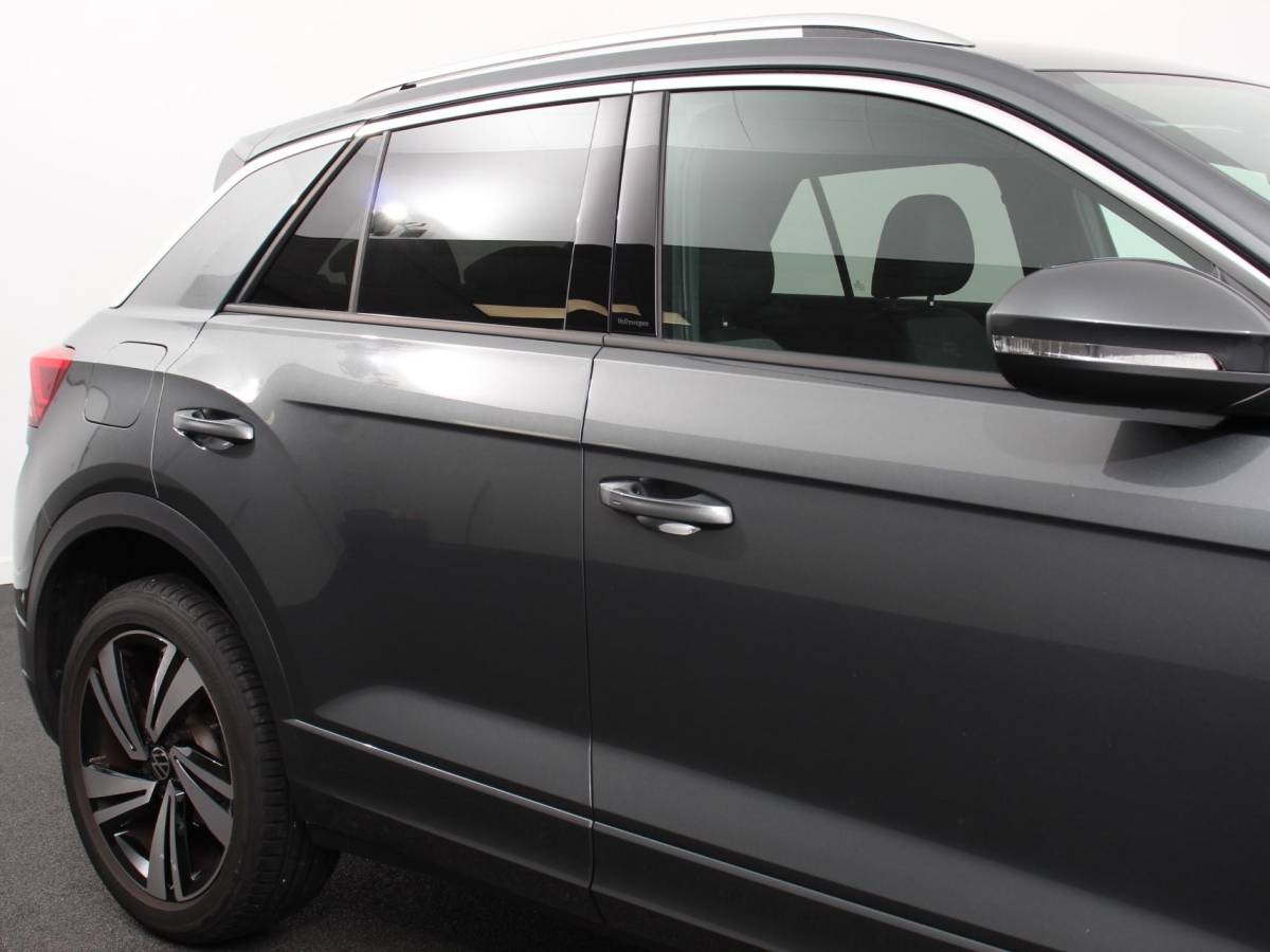 Volkswagen T-Roc Volkswagen T-Roc 1.5 TSI 150pk DSG R-Line | Navigatie | Apple Carplay/Android Auto | Parkeersensoren | Camera | Adaptive Cruise Control | Elektrische achterklep | Stoel- en stuurverwarming | Climate Control | Ledverlichting | Virtual Cockpit