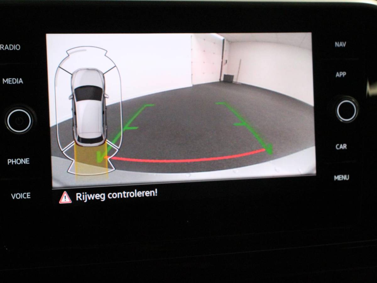 Volkswagen T-Roc Volkswagen T-Roc 1.5 TSI 150pk DSG R-Line | Navigatie | Apple Carplay/Android Auto | Parkeersensoren | Camera | Adaptive Cruise Control | Elektrische achterklep | Stoel- en stuurverwarming | Climate Control | Ledverlichting | Virtual Cockpit