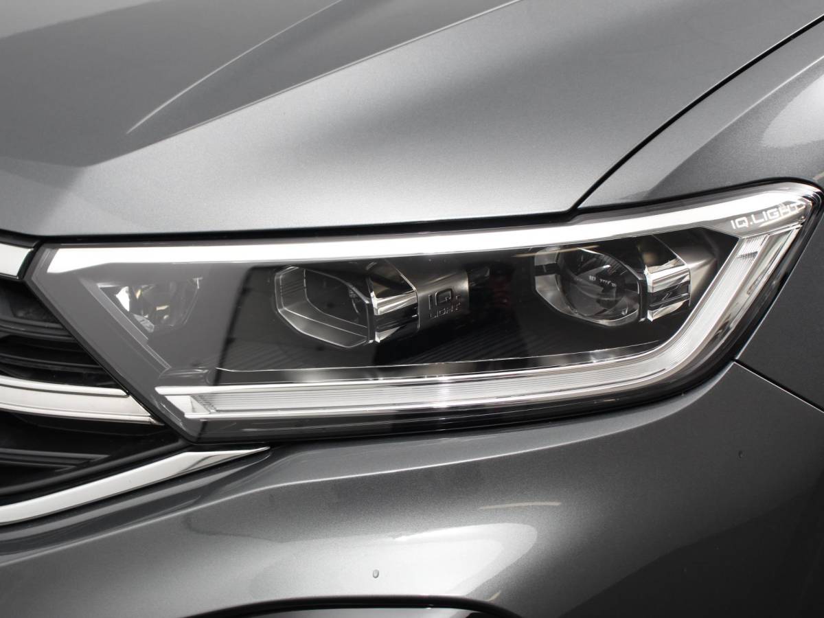 Volkswagen T-Roc Volkswagen T-Roc 1.5 TSI 150pk DSG R-Line | Navigatie | Apple Carplay/Android Auto | Parkeersensoren | Camera | Adaptive Cruise Control | Elektrische achterklep | Stoel- en stuurverwarming | Climate Control | Ledverlichting | Virtual Cockpit