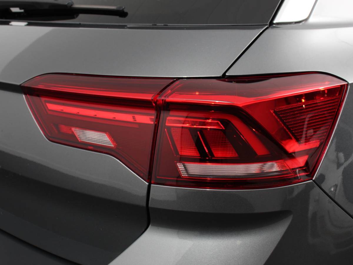 Volkswagen T-Roc Volkswagen T-Roc 1.5 TSI 150pk DSG R-Line | Navigatie | Apple Carplay/Android Auto | Parkeersensoren | Camera | Adaptive Cruise Control | Elektrische achterklep | Stoel- en stuurverwarming | Climate Control | Ledverlichting | Virtual Cockpit