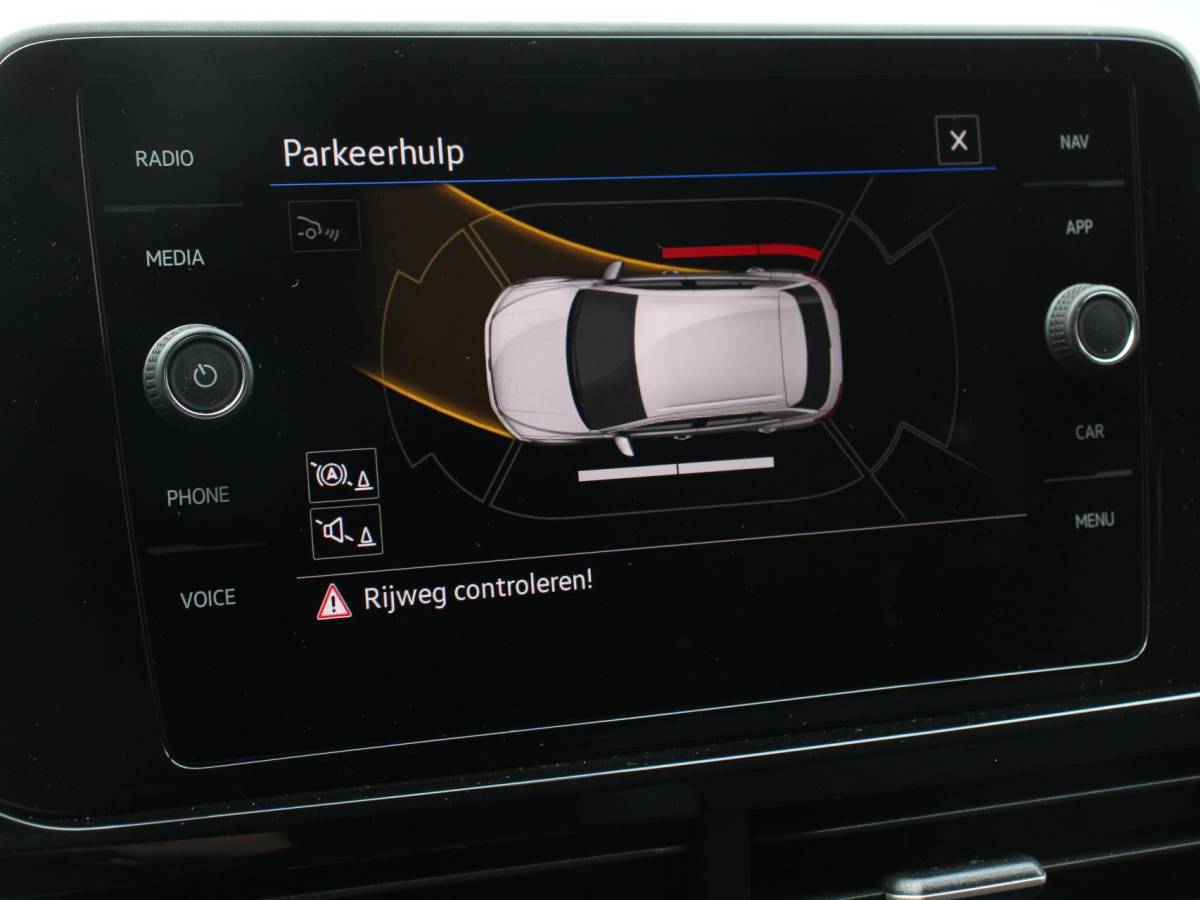 Volkswagen T-Roc Volkswagen T-Roc 1.5 TSI 150pk DSG R-Line | Navigatie | Apple Carplay/Android Auto | Parkeersensoren | Camera | Adaptive Cruise Control | Elektrische achterklep | Stoel- en stuurverwarming | Climate Control | Ledverlichting | Virtual Cockpit
