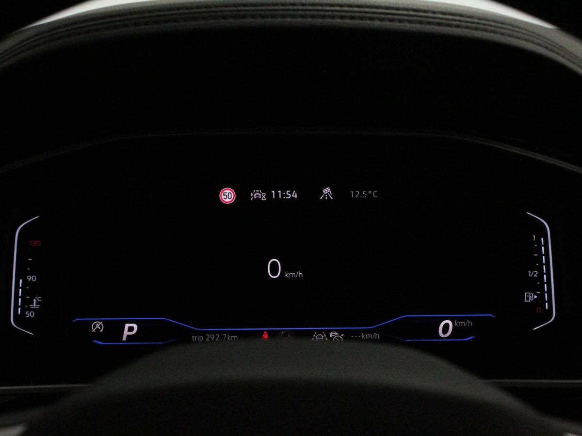 Volkswagen T-Roc Volkswagen T-Roc 1.5 TSI 150pk DSG R-Line | Navigatie | Apple Carplay/Android Auto | Parkeersensoren | Camera | Adaptive Cruise Control | Elektrische achterklep | Stoel- en stuurverwarming | Climate Control | Ledverlichting | Virtual Cockpit