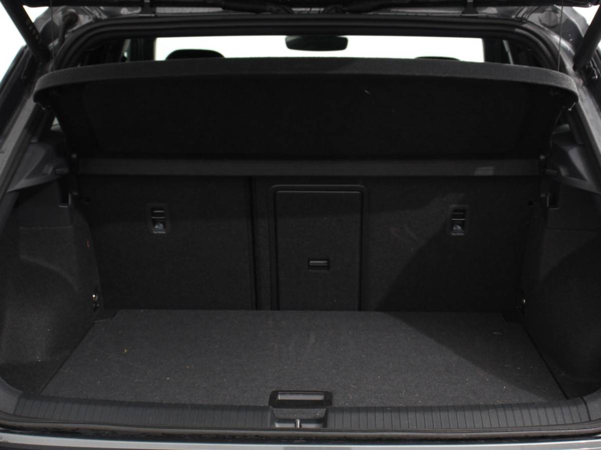 Volkswagen T-Roc Volkswagen T-Roc 1.5 TSI 150pk DSG R-Line | Navigatie | Apple Carplay/Android Auto | Parkeersensoren | Camera | Adaptive Cruise Control | Elektrische achterklep | Stoel- en stuurverwarming | Climate Control | Ledverlichting | Virtual Cockpit
