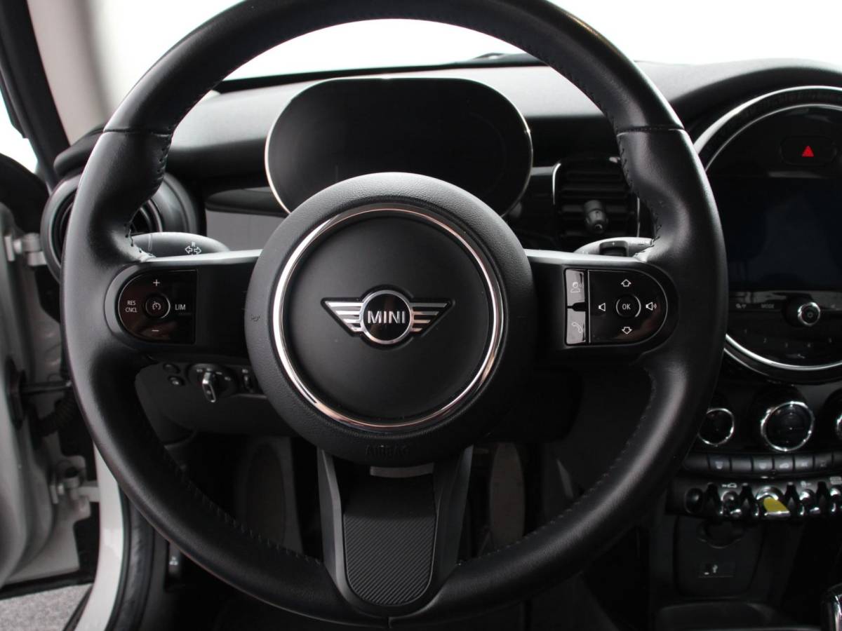MINI Electric Mini Mini Electric Business Edition 33 kWh | Navigatie | Climate Control | Lichtmetalen Velgen | Dab | Parkeer sensoren