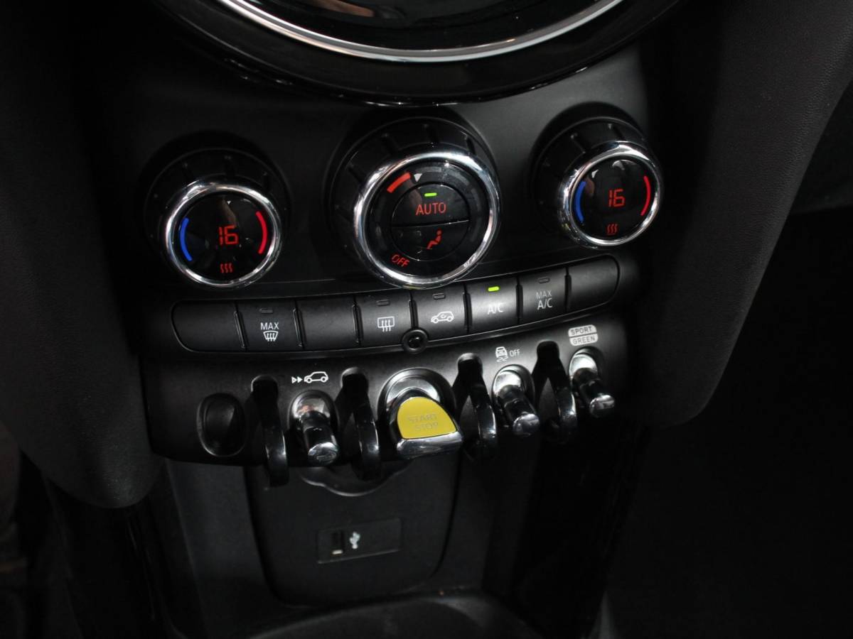 MINI Electric Mini Mini Electric Business Edition 33 kWh | Navigatie | Climate Control | Lichtmetalen Velgen | Dab | Parkeer sensoren