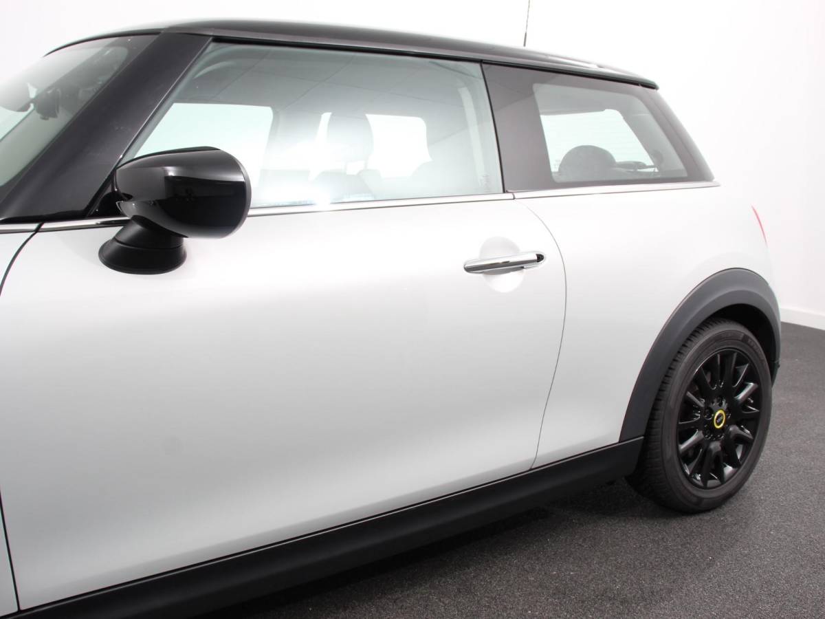MINI Electric Mini Mini Electric Business Edition 33 kWh | Navigatie | Climate Control | Lichtmetalen Velgen | Dab | Parkeer sensoren