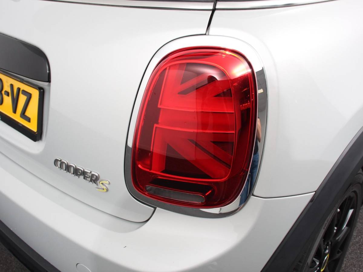 MINI Electric Mini Mini Electric Business Edition 33 kWh | Navigatie | Climate Control | Lichtmetalen Velgen | Dab | Parkeer sensoren