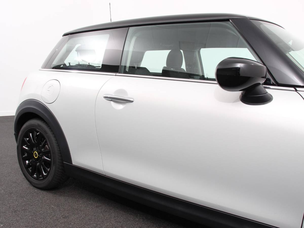 MINI Electric Mini Mini Electric Business Edition 33 kWh | Navigatie | Climate Control | Lichtmetalen Velgen | Dab | Parkeer sensoren