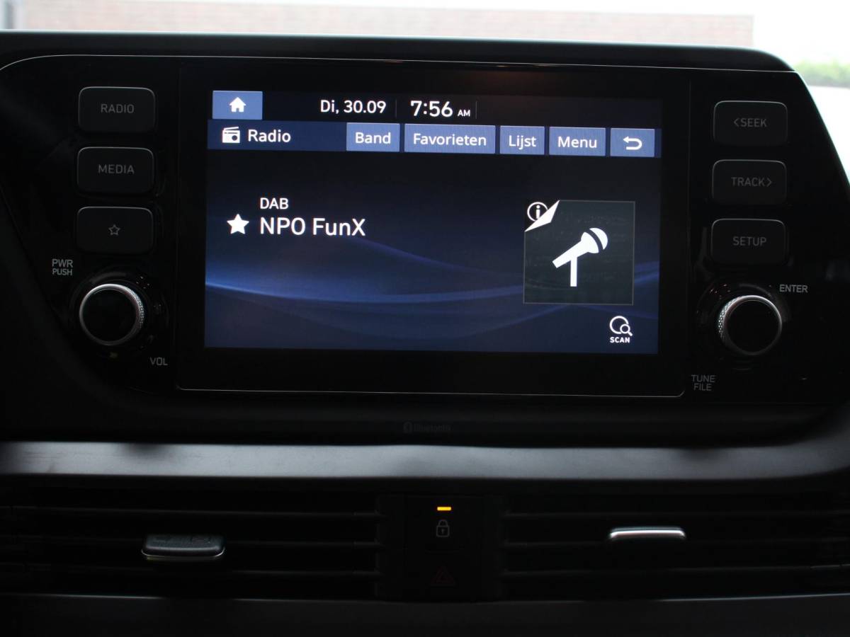 Hyundai i20 Hyundai i20 1.2 MPI Trend | Navigatie | Apple Carplay/Android Auto | Cruise Control | Parkeer sensoren | Digitale Cockpit | Stoelverwarming