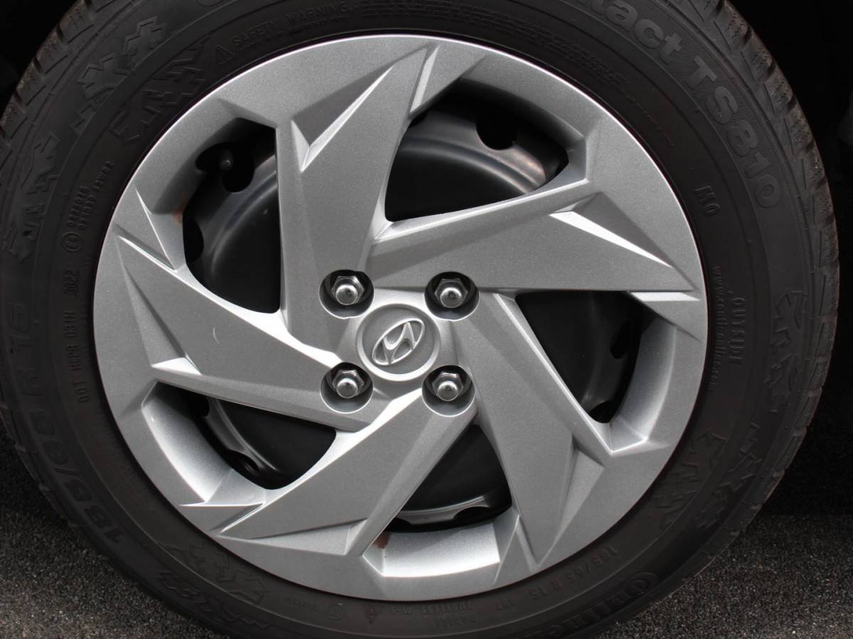 Hyundai i20 Hyundai i20 1.2 MPI Trend | Navigatie | Apple Carplay/Android Auto | Cruise Control | Parkeer sensoren | Digitale Cockpit | Stoelverwarming