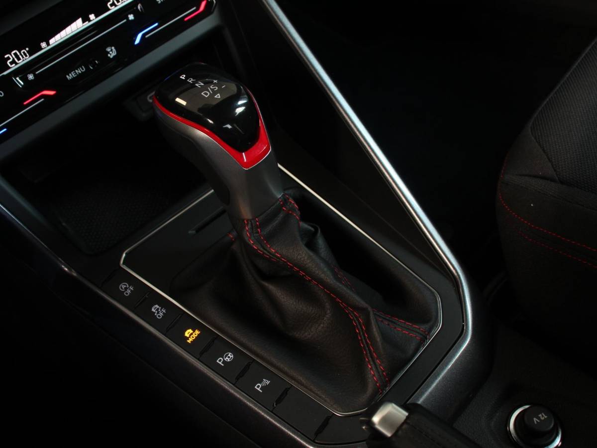 Volkswagen Polo Volkswagen Polo 2.0 TSI GTI Automaat | Apple Carplay / Android Auto | Parkersensoren V+A | Park Assist | Dodehoek Assistent | Adaptive Cruise Control | Verwarmde Voorstoelen | DAB+