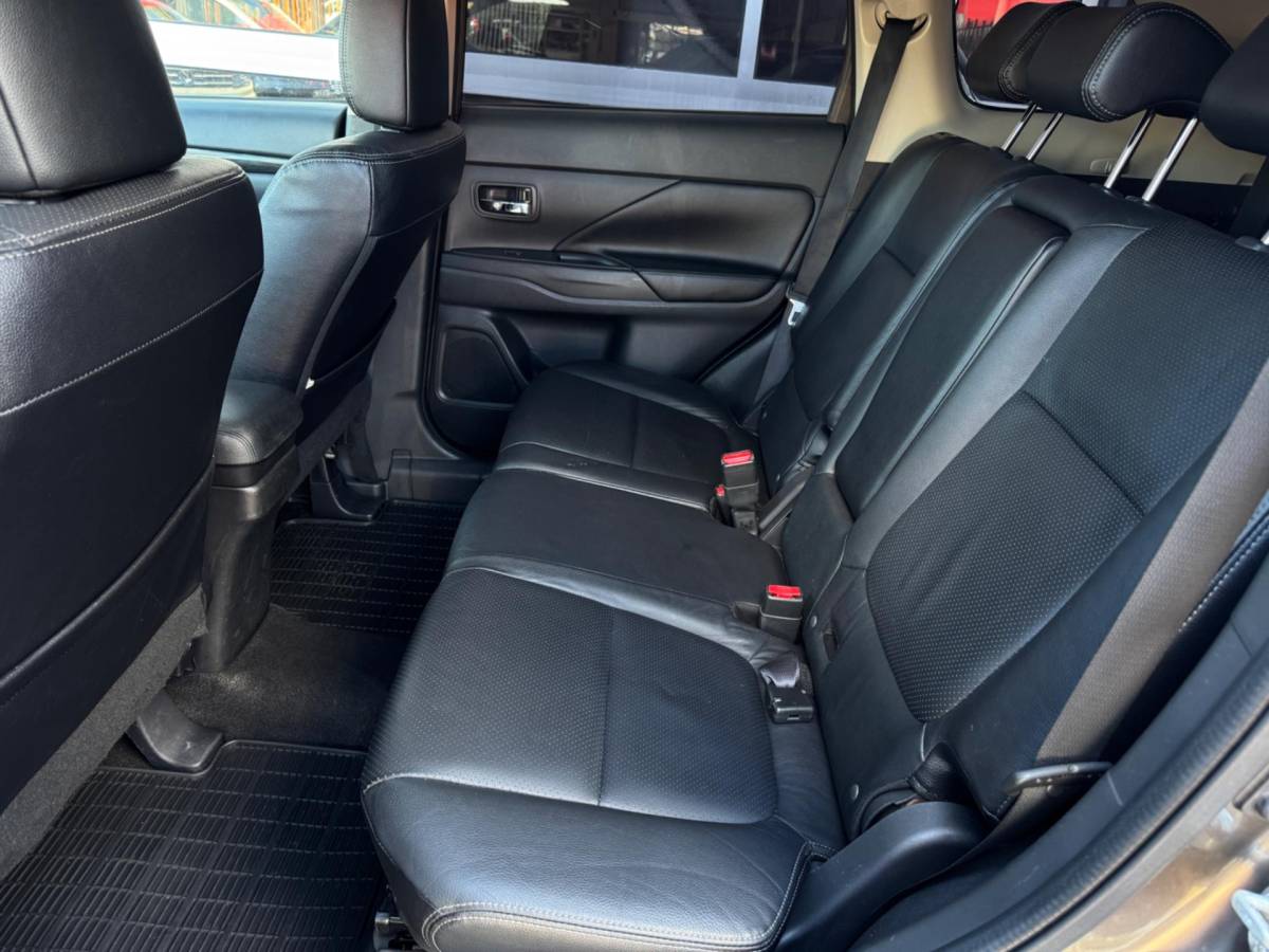 Mitsubishi Outlander Mitsubishi Outlander 2.0 Instyle / Leder / Camera / 7P