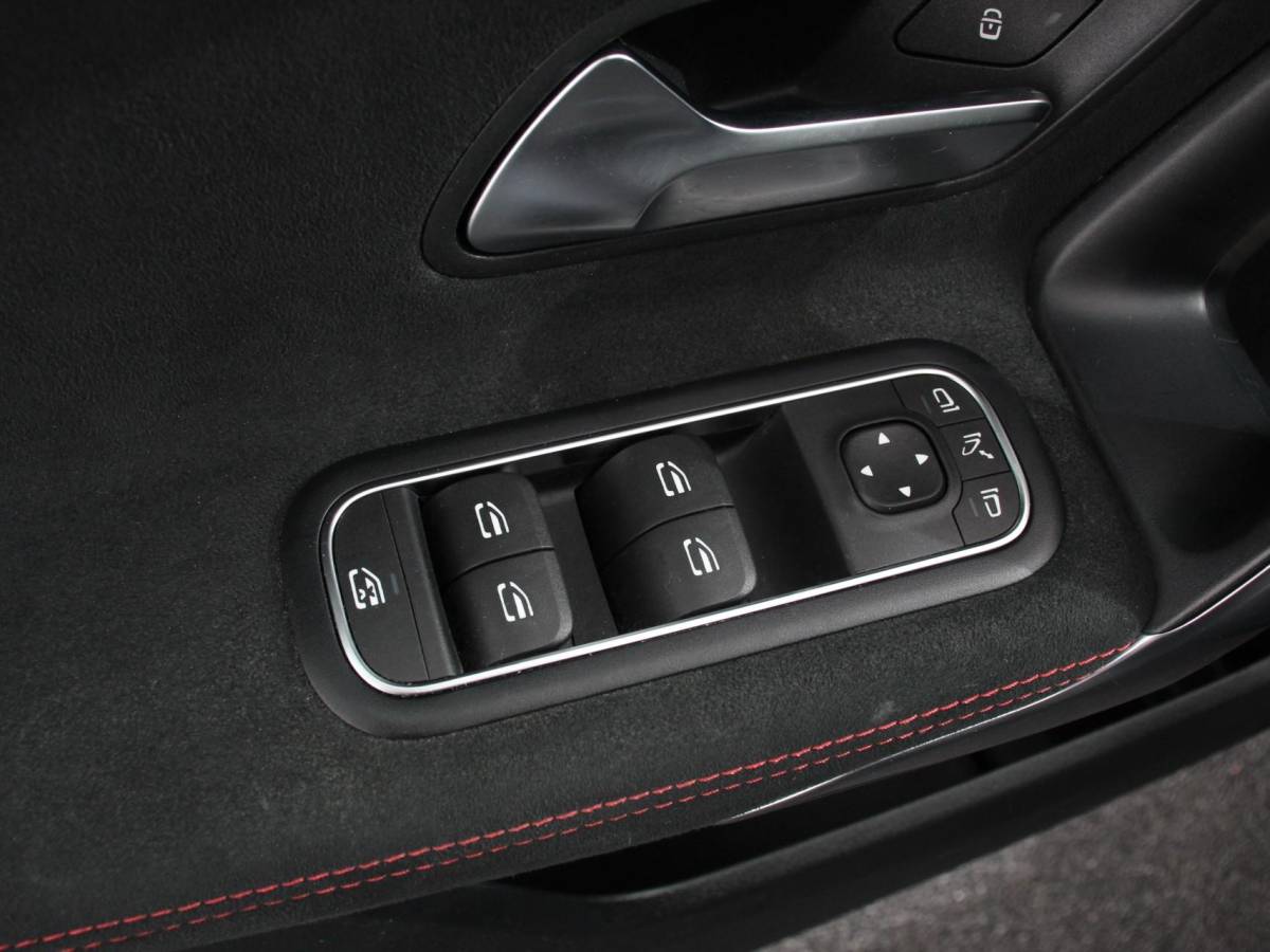 Mercedes-Benz A-Klasse Mercedes-Benz A-klasse 200 Automaat AMG Line | Navigatie | Climate control | Camera | Parkeer sensoren | Half Lederen Bekleding | Led  | Cruise Control adaptive | LM Velgen | Dab | Led