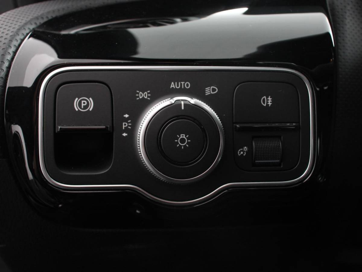 Mercedes-Benz A-Klasse Mercedes-Benz A-klasse 200 Automaat AMG Line | Navigatie | Climate control | Camera | Parkeer sensoren | Half Lederen Bekleding | Led  | Cruise Control adaptive | LM Velgen | Dab | Led