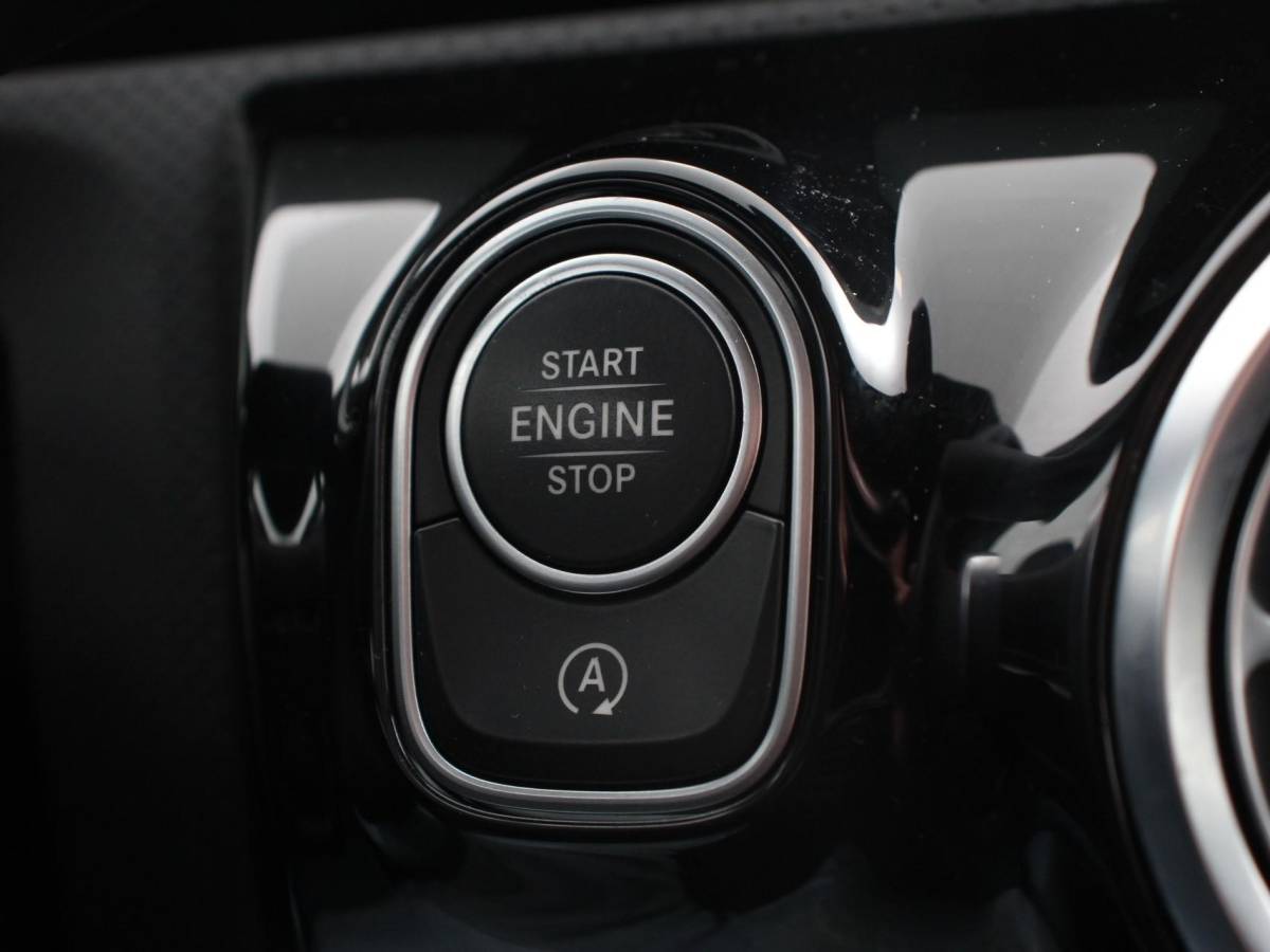 Mercedes-Benz A-Klasse Mercedes-Benz A-klasse 200 Automaat AMG Line | Navigatie | Climate control | Camera | Parkeer sensoren | Half Lederen Bekleding | Led  | Cruise Control adaptive | LM Velgen | Dab | Led