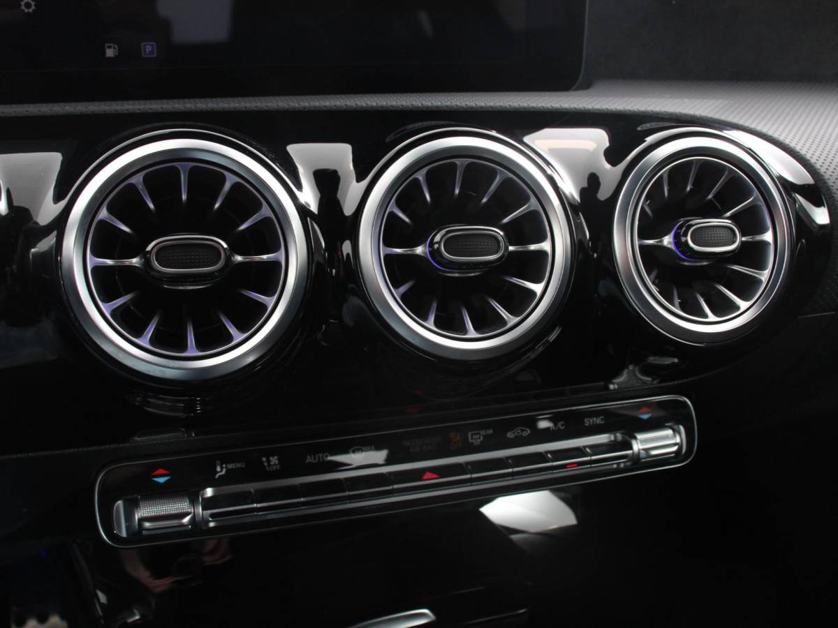 Mercedes-Benz A-Klasse Mercedes-Benz A-klasse 200 Automaat AMG Line | Navigatie | Climate control | Camera | Parkeer sensoren | Half Lederen Bekleding | Led  | Cruise Control adaptive | LM Velgen | Dab | Led