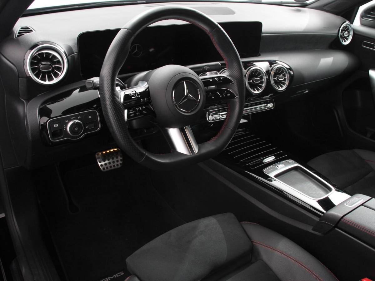 Mercedes-Benz A-Klasse Mercedes-Benz A-klasse 200 Automaat AMG Line | Navigatie | Climate control | Camera | Parkeer sensoren | Half Lederen Bekleding | Led  | Cruise Control adaptive | LM Velgen | Dab | Led