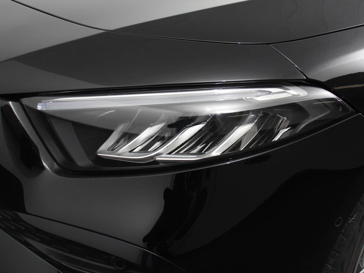 Mercedes-Benz A-Klasse Mercedes-Benz A-klasse 200 Automaat AMG Line | Navigatie | Climate control | Camera | Parkeer sensoren | Half Lederen Bekleding | Led  | Cruise Control adaptive | LM Velgen | Dab | Led