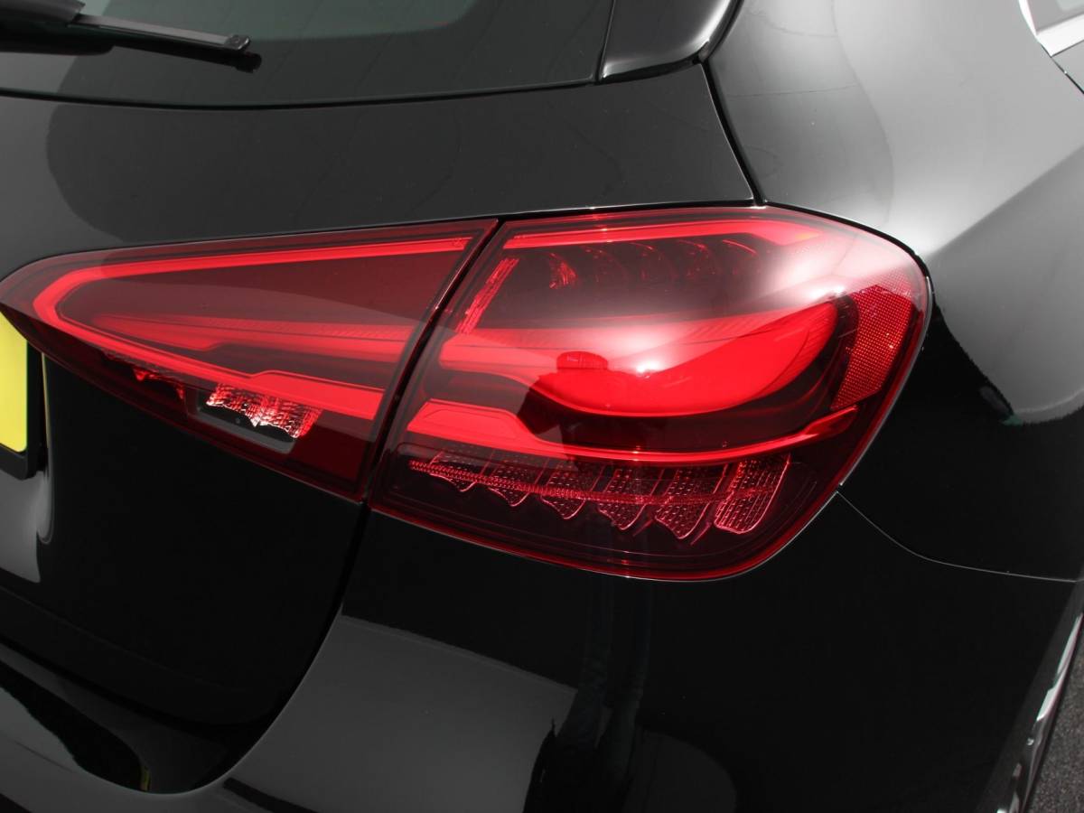 Mercedes-Benz A-Klasse Mercedes-Benz A-klasse 200 Automaat AMG Line | Navigatie | Climate control | Camera | Parkeer sensoren | Half Lederen Bekleding | Led  | Cruise Control adaptive | LM Velgen | Dab | Led