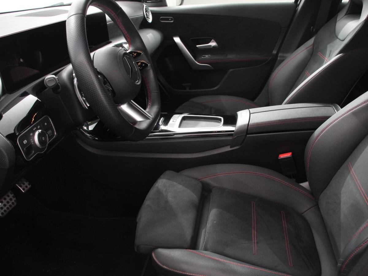 Mercedes-Benz A-Klasse Mercedes-Benz A-klasse 200 Automaat AMG Line | Navigatie | Climate control | Camera | Parkeer sensoren | Half Lederen Bekleding | Led  | Cruise Control adaptive | LM Velgen | Dab | Led