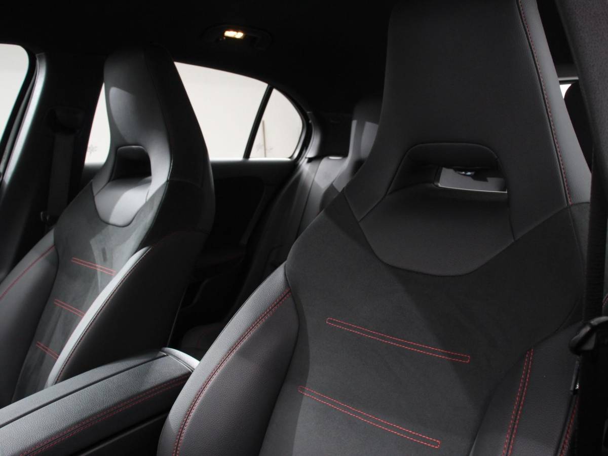 Mercedes-Benz A-Klasse Mercedes-Benz A-klasse 200 Automaat AMG Line | Navigatie | Climate control | Camera | Parkeer sensoren | Half Lederen Bekleding | Led  | Cruise Control adaptive | LM Velgen | Dab | Led