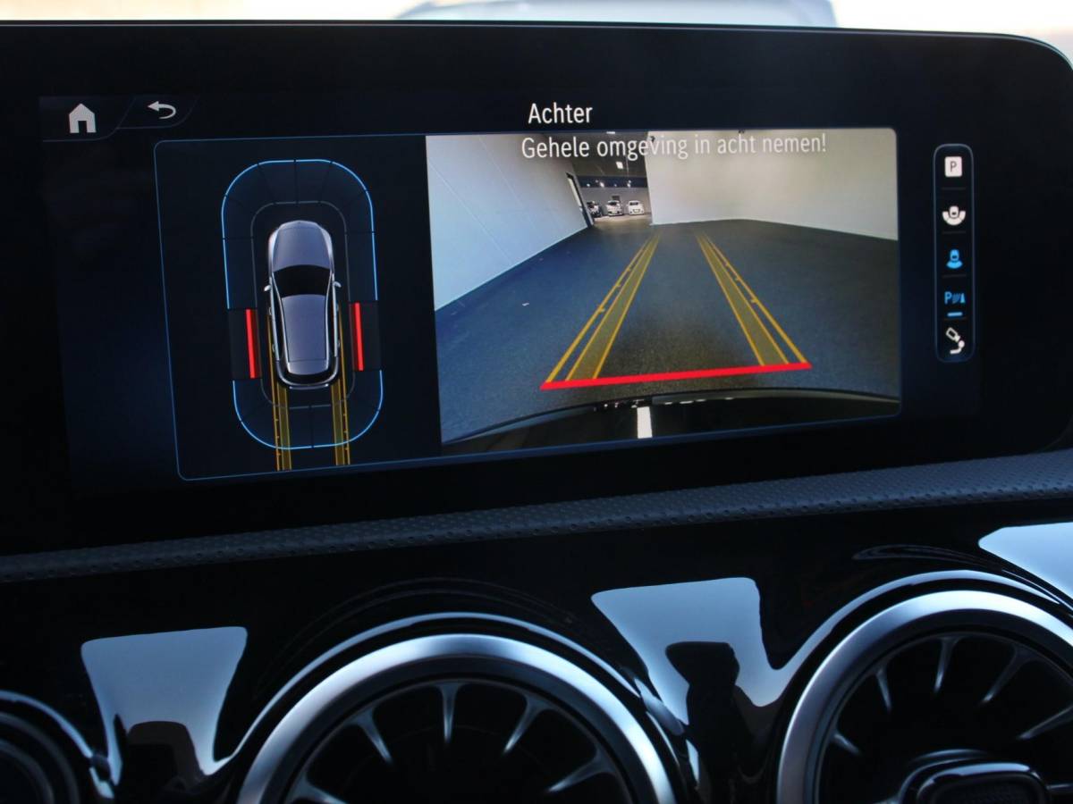 Mercedes-Benz A-Klasse Mercedes-Benz A-klasse 200 Automaat AMG Line | Navigatie | Climate control | Camera | Parkeer sensoren | Half Lederen Bekleding | Led  | Cruise Control adaptive | LM Velgen | Dab | Led