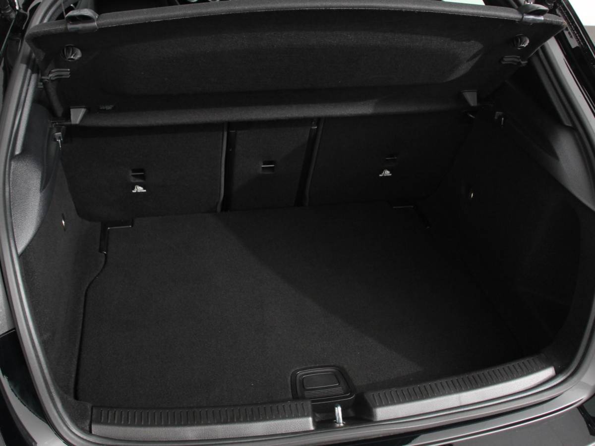 Mercedes-Benz A-Klasse Mercedes-Benz A-klasse 200 Automaat AMG Line | Navigatie | Climate control | Camera | Parkeer sensoren | Half Lederen Bekleding | Led  | Cruise Control adaptive | LM Velgen | Dab | Led