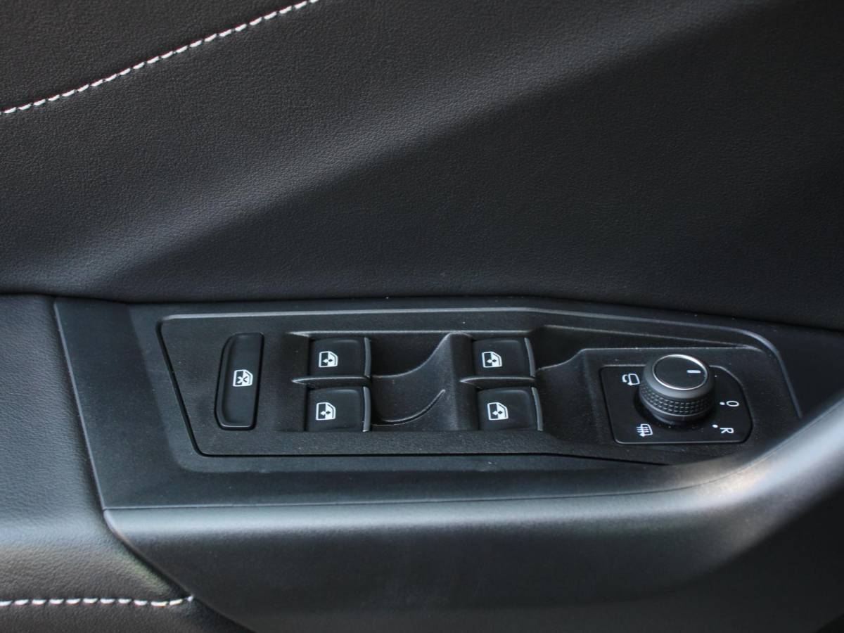 Volkswagen T-Roc Volkswagen T-Roc 1.5 TSI 150pk DSG Style Edition Navigatie Apple Carplay/Android Auto Camera Parkeersensoren Adaptive Cruise Control Dodehoek Assistent Elektrische achterklep Stoel- en stuurverwarming Full Led Climate Control Lichtmetalen velgen