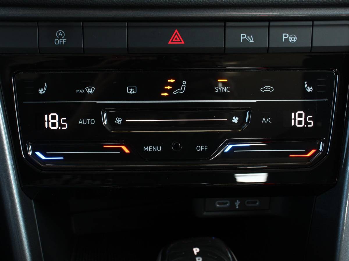 Volkswagen T-Roc Volkswagen T-Roc 1.5 TSI 150pk DSG Style Edition Navigatie Apple Carplay/Android Auto Camera Parkeersensoren Adaptive Cruise Control Dodehoek Assistent Elektrische achterklep Stoel- en stuurverwarming Full Led Climate Control Lichtmetalen velgen
