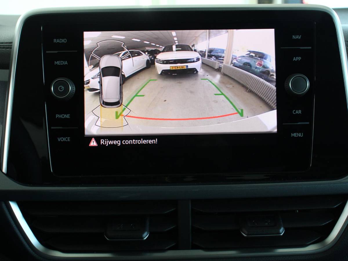 Volkswagen T-Roc Volkswagen T-Roc 1.5 TSI 150pk DSG Style Edition Navigatie Apple Carplay/Android Auto Camera Parkeersensoren Adaptive Cruise Control Dodehoek Assistent Elektrische achterklep Stoel- en stuurverwarming Full Led Climate Control Lichtmetalen velgen
