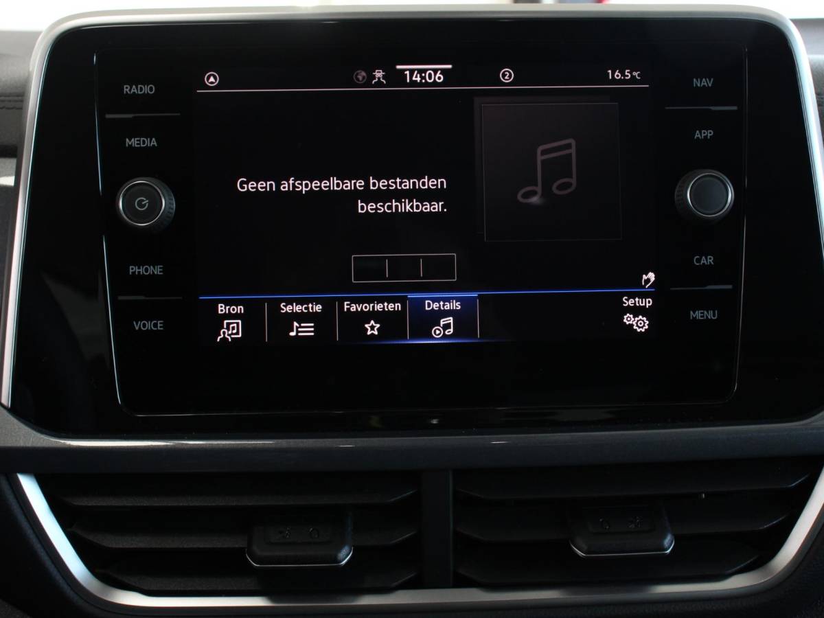 Volkswagen T-Roc Volkswagen T-Roc 1.5 TSI 150pk DSG Style Edition Navigatie Apple Carplay/Android Auto Camera Parkeersensoren Adaptive Cruise Control Dodehoek Assistent Elektrische achterklep Stoel- en stuurverwarming Full Led Climate Control Lichtmetalen velgen