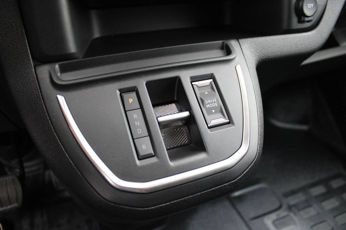 Citroën ë-Jumpy Citroen ë-Jumpy L2 136PK AUTOMAAT 75 kWh | NAVIGATIE 10″ TOUCHSCREEN | ACHTERUITRIJ CAMERA | APPLE CARPLAY/ANDROID AUTO | PARKEERSENSOREN | CRUISE CONTROL | DAB+ RADIO | NIEUWE BUS! | 3-ZITS |