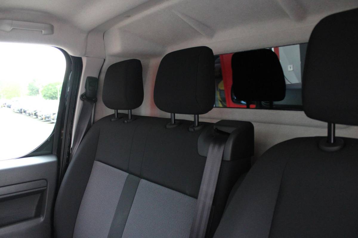 Citroën ë-Jumpy Citroen ë-Jumpy L2 136PK AUTOMAAT 75 kWh | NAVIGATIE 10″ TOUCHSCREEN | ACHTERUITRIJ CAMERA | APPLE CARPLAY/ANDROID AUTO | PARKEERSENSOREN | CRUISE CONTROL | DAB+ RADIO | NIEUWE BUS! | 3-ZITS |