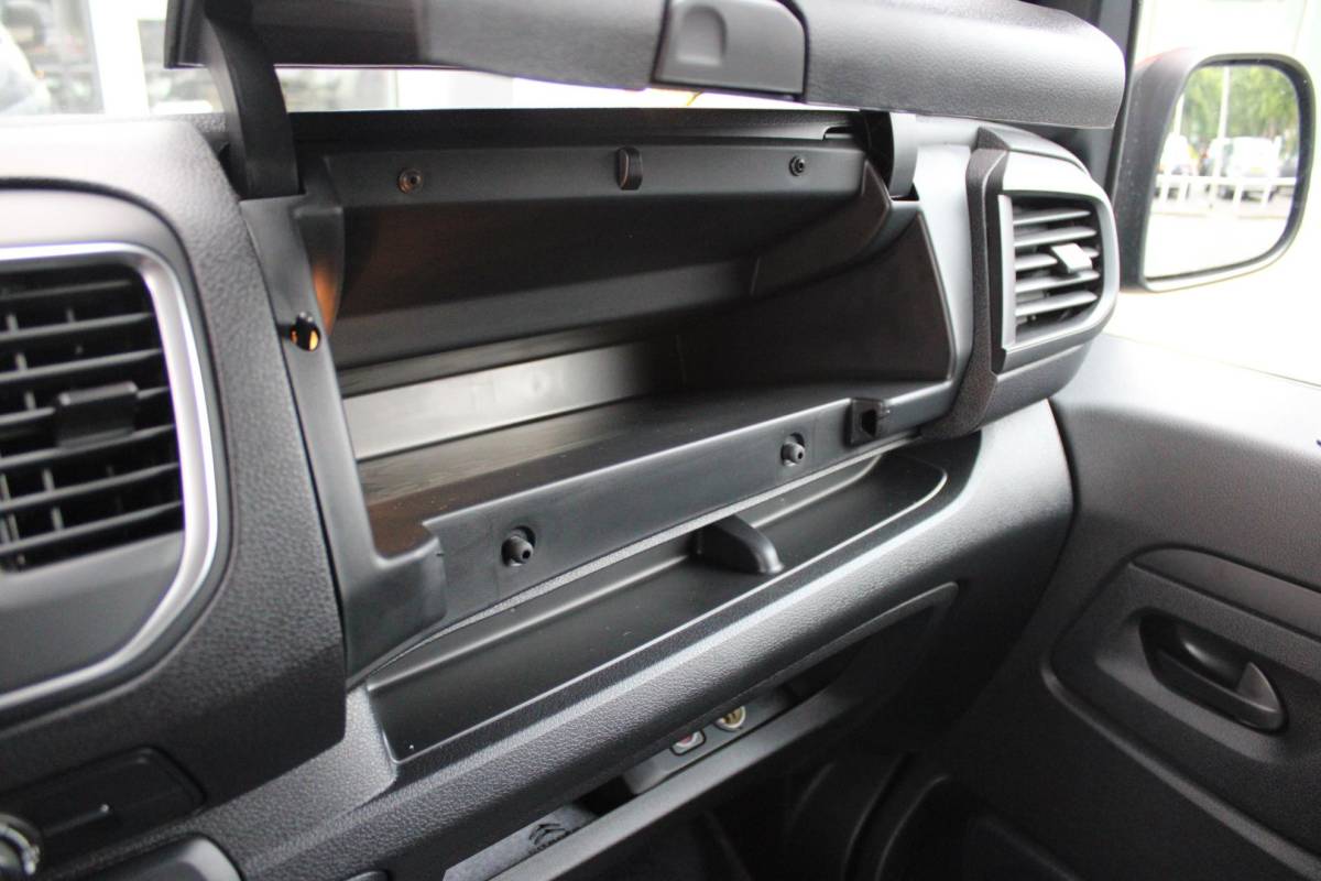 Citroën ë-Jumpy Citroen ë-Jumpy L2 136PK AUTOMAAT 75 kWh | NAVIGATIE 10″ TOUCHSCREEN | ACHTERUITRIJ CAMERA | APPLE CARPLAY/ANDROID AUTO | PARKEERSENSOREN | CRUISE CONTROL | DAB+ RADIO | NIEUWE BUS! | 3-ZITS |