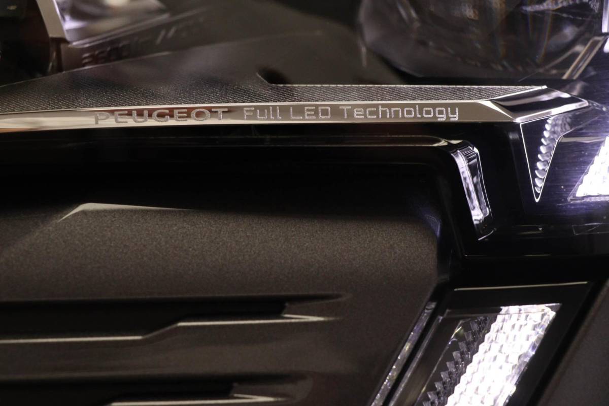 Peugeot 3008 Peugeot 3008 1.6 HYbrid4 300 GT | PANORAMADAK | STOELVERWARMING | DAB | APPLE | CAMERA