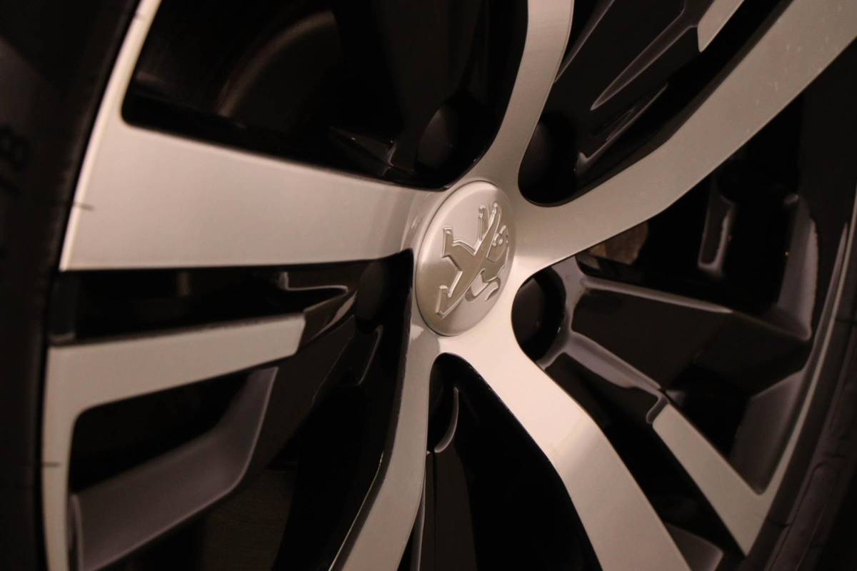 Peugeot 3008 Peugeot 3008 1.6 HYbrid4 300 GT | PANORAMADAK | STOELVERWARMING | DAB | APPLE | CAMERA