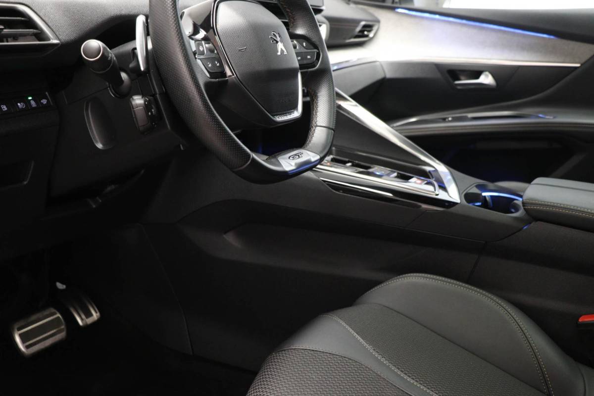 Peugeot 3008 Peugeot 3008 1.6 HYbrid4 300 GT | PANORAMADAK | STOELVERWARMING | DAB | APPLE | CAMERA