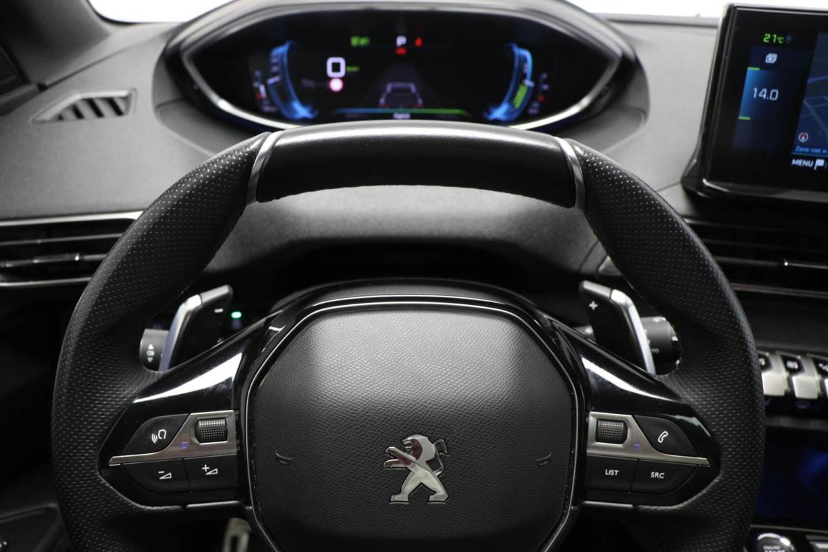 Peugeot 3008 Peugeot 3008 1.6 HYbrid4 300 GT | PANORAMADAK | STOELVERWARMING | DAB | APPLE | CAMERA