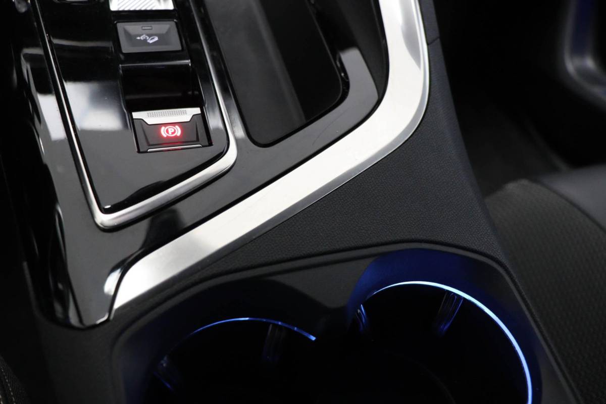 Peugeot 3008 Peugeot 3008 1.6 HYbrid4 300 GT | PANORAMADAK | STOELVERWARMING | DAB | APPLE | CAMERA