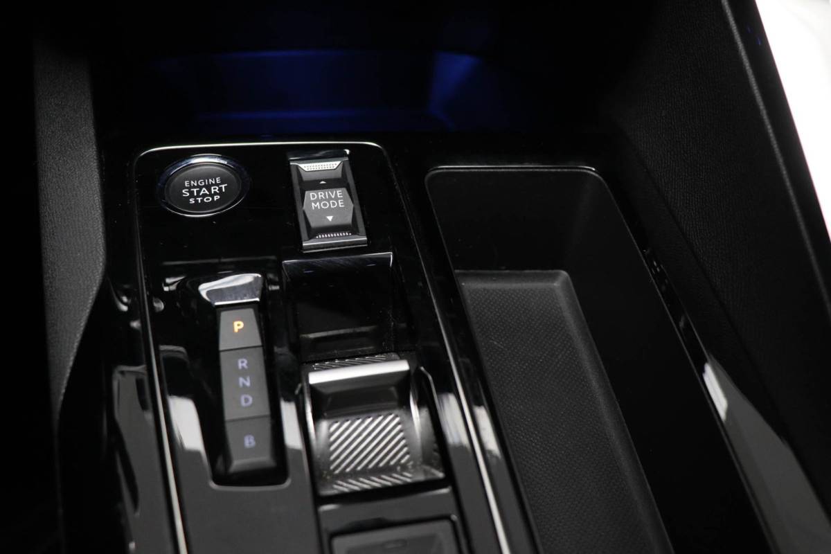 Peugeot 3008 Peugeot 3008 1.6 HYbrid4 300 GT | PANORAMADAK | STOELVERWARMING | DAB | APPLE | CAMERA