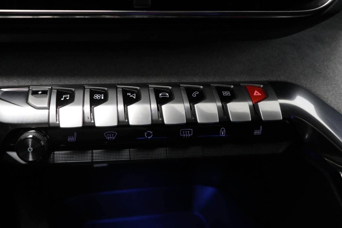 Peugeot 3008 Peugeot 3008 1.6 HYbrid4 300 GT | PANORAMADAK | STOELVERWARMING | DAB | APPLE | CAMERA