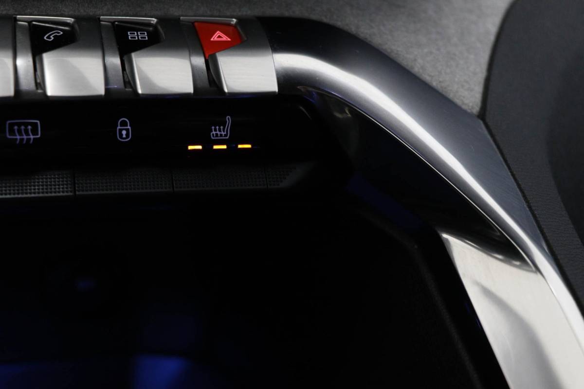 Peugeot 3008 Peugeot 3008 1.6 HYbrid4 300 GT | PANORAMADAK | STOELVERWARMING | DAB | APPLE | CAMERA