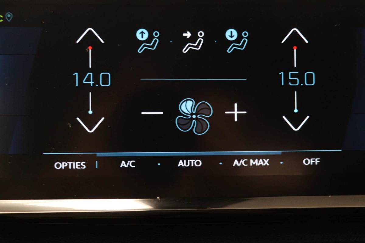 Peugeot 3008 Peugeot 3008 1.6 HYbrid4 300 GT | PANORAMADAK | STOELVERWARMING | DAB | APPLE | CAMERA