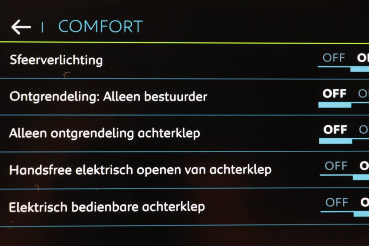 Peugeot 3008 Peugeot 3008 1.6 HYbrid4 300 GT | PANORAMADAK | STOELVERWARMING | DAB | APPLE | CAMERA