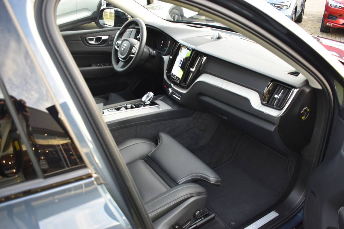 Volvo XC60 Volvo XC60 T8 AWD 455PK Plug-in Hybrid Ultra Dark | B&W | Luchtvering | HUD | Massage | Trekhaak | Stoelkoeling |