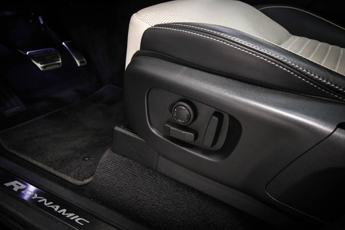 Land Rover Discovery Land Rover Discovery 3.0 D300 R-Dynamic HSE 7p. | PANORAMADAK | DAB | APPLE | 360 CAMERA | TREKHAAK EL. | 22″ | COLD / HOT CLIMATE- PACK