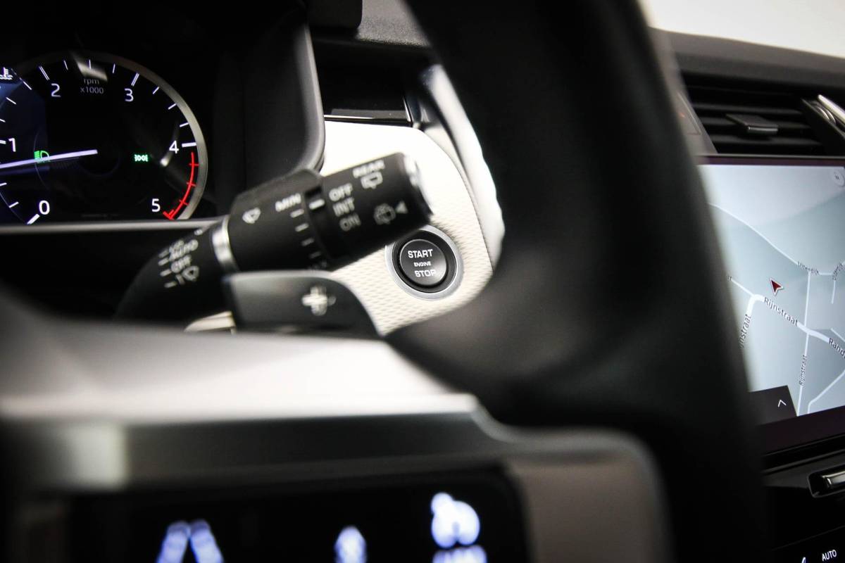 Land Rover Discovery Land Rover Discovery 3.0 D300 R-Dynamic HSE 7p. | PANORAMADAK | DAB | APPLE | 360 CAMERA | TREKHAAK EL. | 22″ | COLD / HOT CLIMATE- PACK