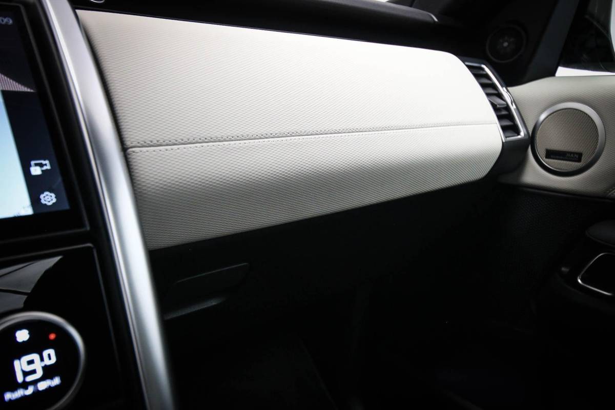 Land Rover Discovery Land Rover Discovery 3.0 D300 R-Dynamic HSE 7p. | PANORAMADAK | DAB | APPLE | 360 CAMERA | TREKHAAK EL. | 22″ | COLD / HOT CLIMATE- PACK