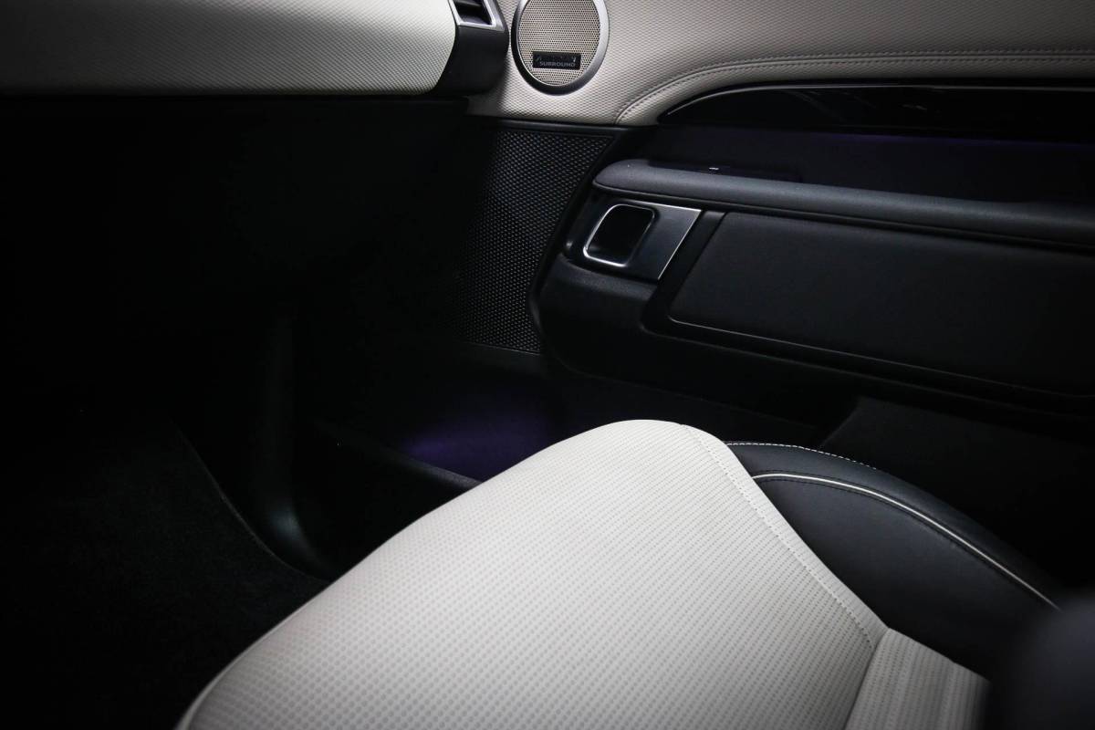 Land Rover Discovery Land Rover Discovery 3.0 D300 R-Dynamic HSE 7p. | PANORAMADAK | DAB | APPLE | 360 CAMERA | TREKHAAK EL. | 22″ | COLD / HOT CLIMATE- PACK