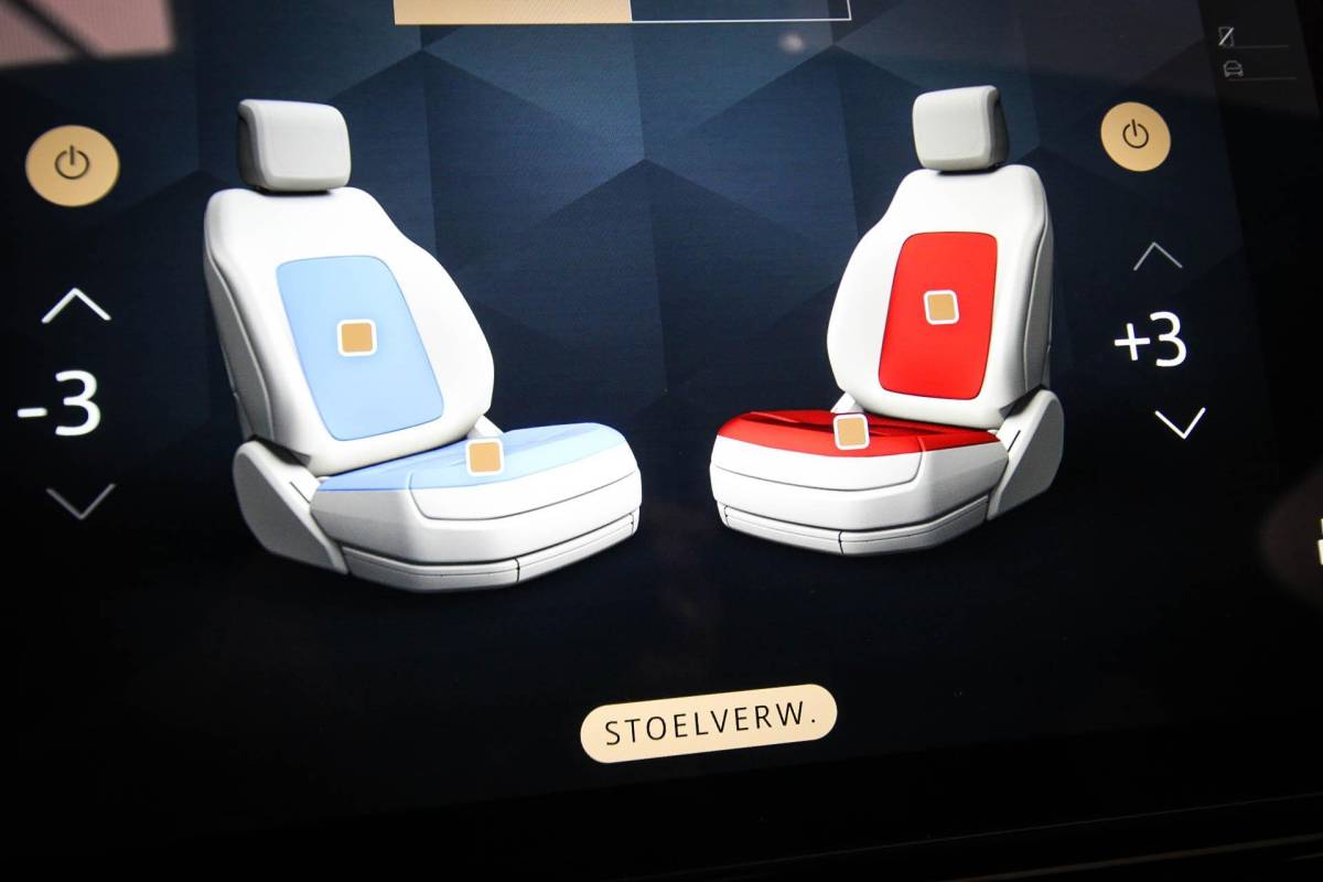 Land Rover Discovery Land Rover Discovery 3.0 D300 R-Dynamic HSE 7p. | PANORAMADAK | DAB | APPLE | 360 CAMERA | TREKHAAK EL. | 22″ | COLD / HOT CLIMATE- PACK